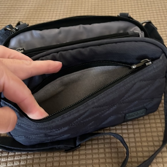 Lug Roundabout travel bag/ belt bag - Picture 6 of 7